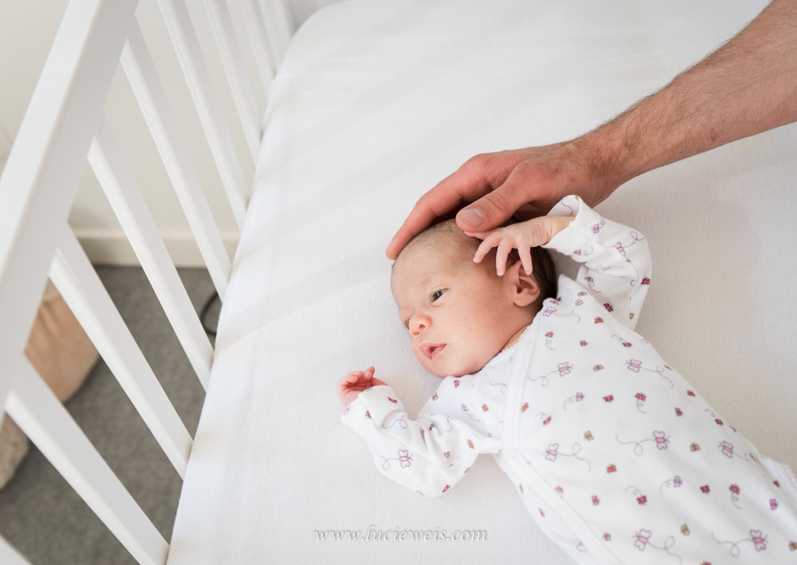 Séance photographie dans le lit de bébé