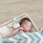 Séance photo bébé avec doudou à Chateaugiron