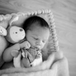 Séance photo nouveau-né avec doudou à Chateaugiron